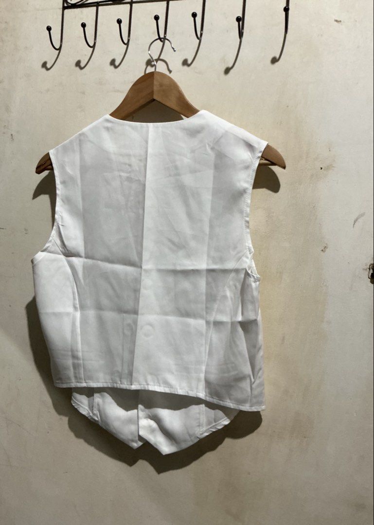 LOVITO WHITE VEST TOP (Category: Sleeveless) located in Dagupan City. Submitted by trendies_collection (Listing ID 1463616064, Image 3). Description: Brand new with pouch and hang tag large on tag, Keri sa semi medium No issue.