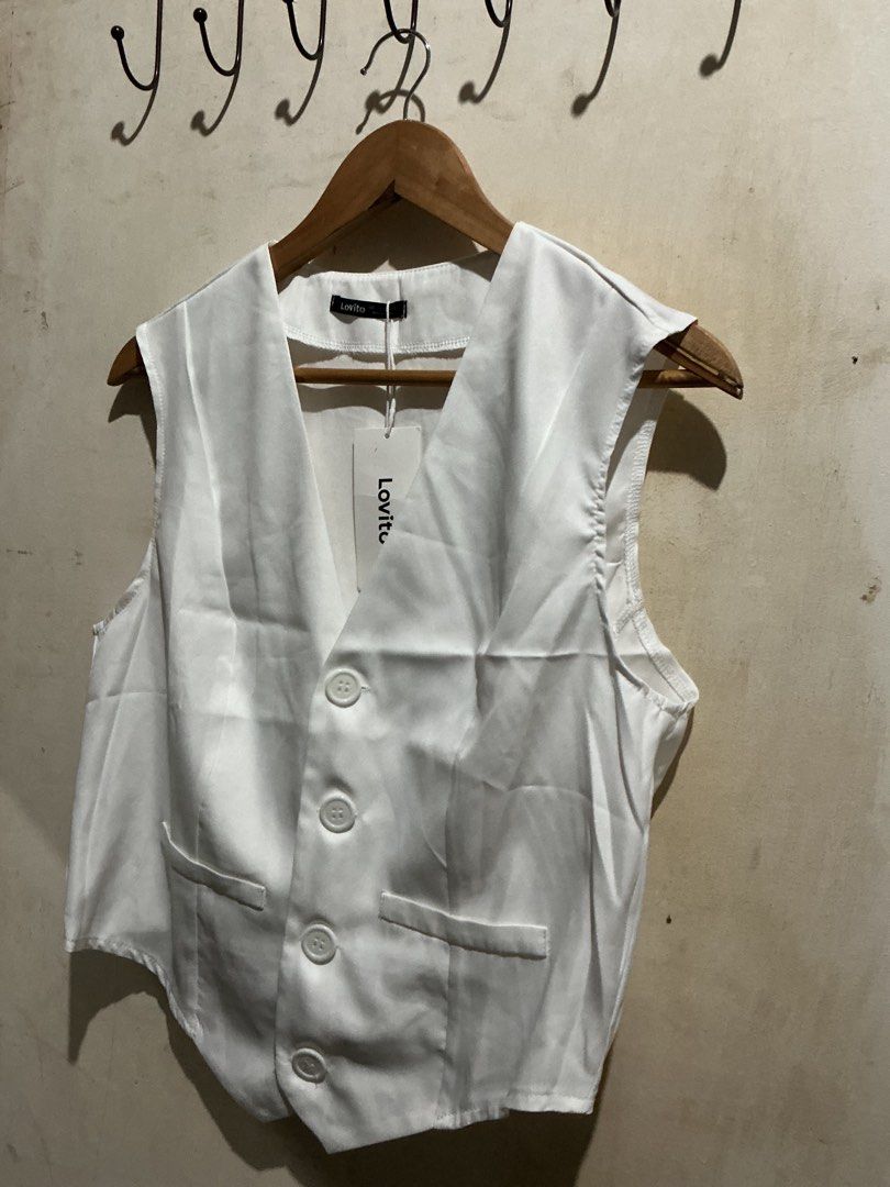 LOVITO WHITE VEST TOP (Category: Sleeveless) located in Dagupan City. Submitted by trendies_collection (Listing ID 1463616064, Image 2). Description: Brand new with pouch and hang tag large on tag, Keri sa semi medium No issue.