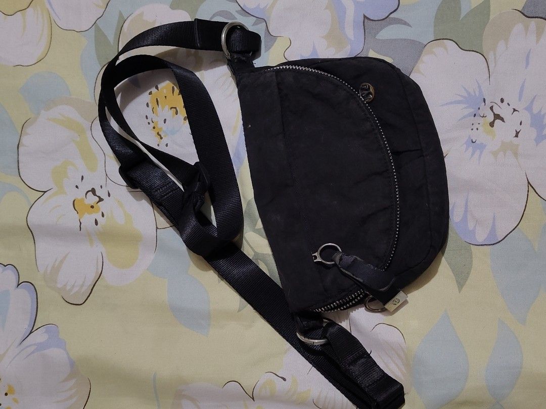 LULULEMON BLACK SLING / CROSS BODY BAG (Category: Cross-body Bags) located in Cainta. Submitted by relove.finds_2020 (Listing ID 1463717820, Image 3). Description: - LULULEMON SLING / CROSSBODY BAG - BLACK COLOR - HAS MINOR ISSUE PLEASE SEE ATTACHED PICTURE. - OVER ALL WORKING NO MAJOR ISSUE.