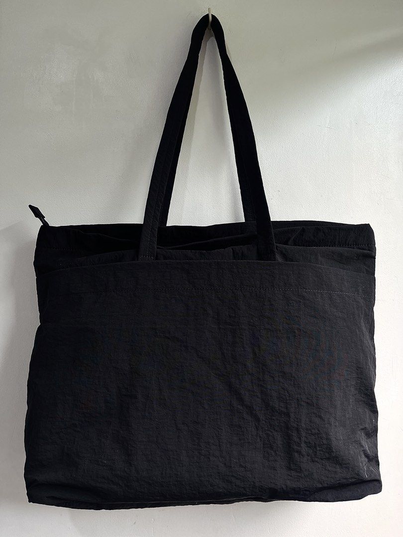 Lululemon On My Level Tote Large (Category: Tote Bags) located in Dasmarinas. Submitted by bandananowheree (Listing ID 1463600094, Image 3). Description: 15L With pockets inside and out, this effortless tote keeps you organized so you can power through your day without anything getting in your way. Fabric is lightweight and easy to wipe clean Laptop storage: Exterior padded pocket fits a 15” laptop Storage: Easy-access, exterior pocket for your e