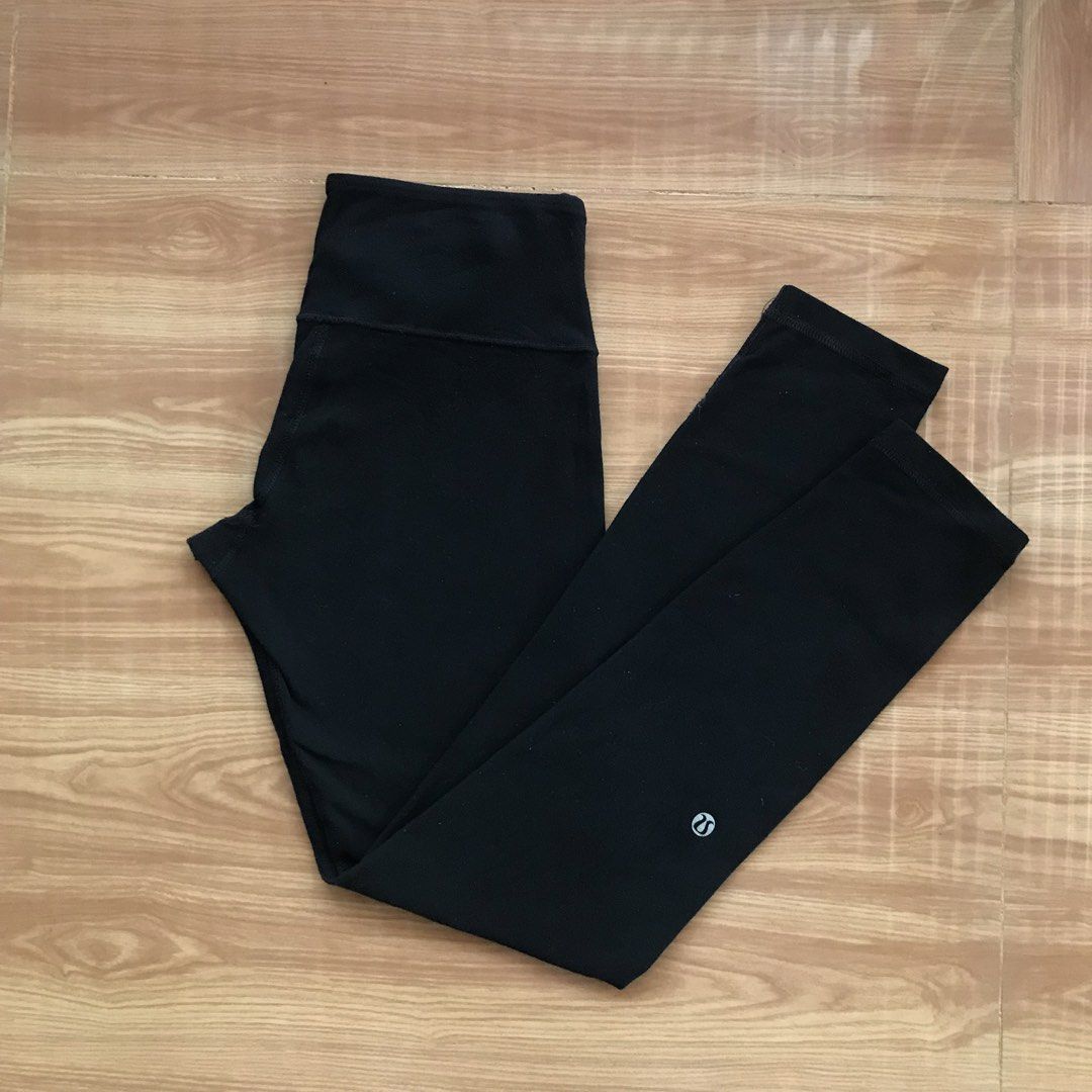 Lululemon Reversible Leggings (Category: Activewear) located in Cebu City. Submitted by whytruekoy (Listing ID 1463590783, Image 1). Description: Lululemon Reversible Leggings Authentic Dot 4 Excellent.