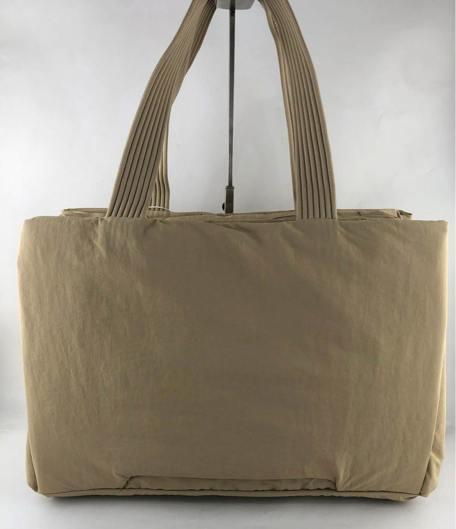 Lululemon Triple Compartment Tote Bag (Category: Shoulder Bags) located in Binan City. Submitted by pinkykeenshop (Listing ID 1463686475, Image 3). Description: .