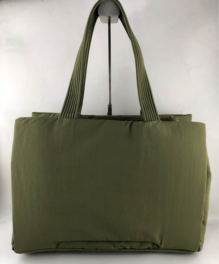 Lululemon Triple Compartment Tote Bag (Category: Shoulder Bags) located in Binan City. Submitted by pinkykeenshop (Listing ID 1463686696, Image 3). Description: .