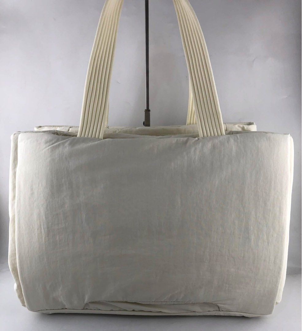 Lululemon Triple Compartment Tote Bag (Category: Shoulder Bags) located in Binan City. Submitted by pinkykeenshop (Listing ID 1463686777, Image 3). Description: .