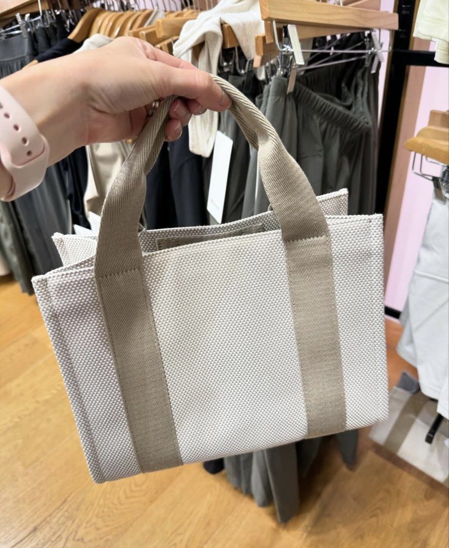 Lululemon Two Tone Canvas Mini Tote Bag 4.5L (Category: Tote Bags) located in Caloocan City. Submitted by rsreciorph (Listing ID 1463663005, Image 2). Description: .