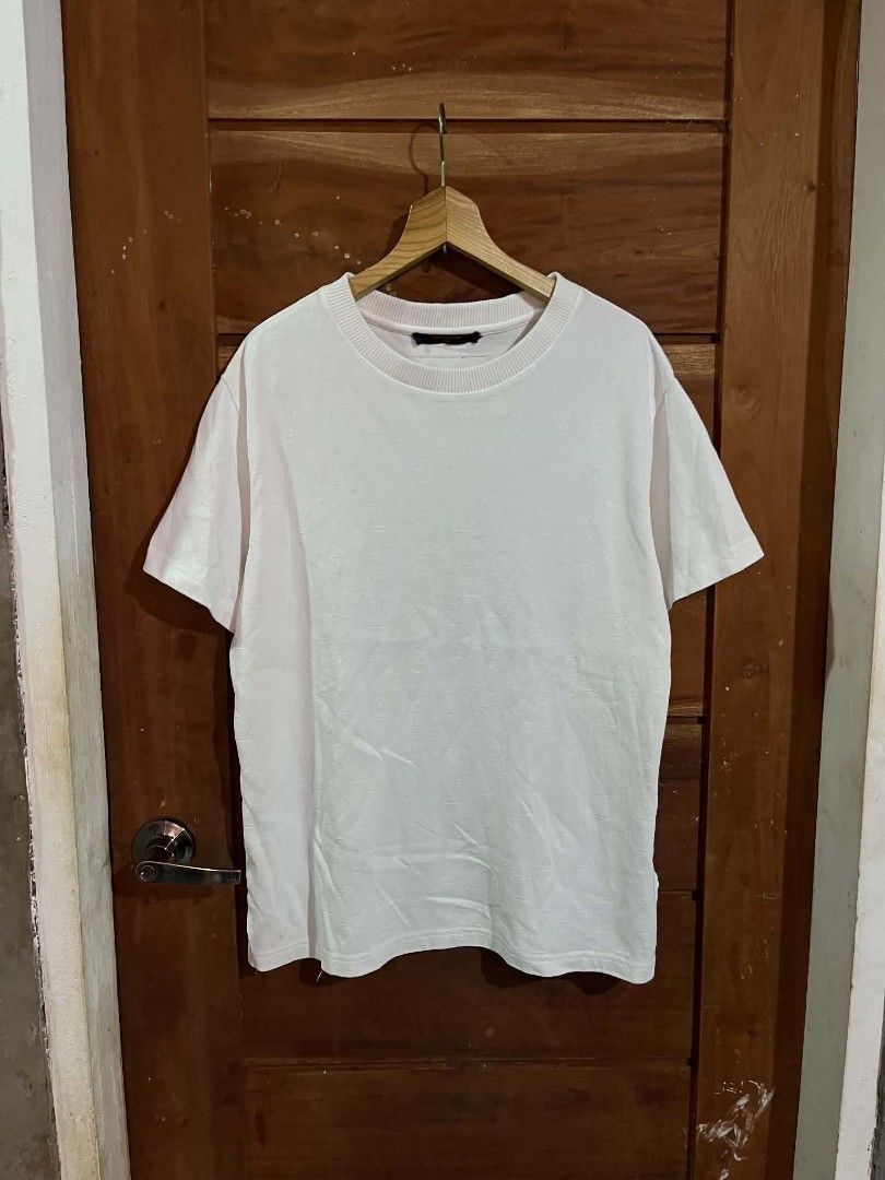 LV MONOGRAM TEE (Category: Formal Shirts) located in Tagum. Submitted by danelle_closet1106 (Listing ID 1463649598, Image 1). Description: EXCELLENT SIZE:LARGE ISSUE:MAY STAIN SEE LAST PART NEEDWASH.