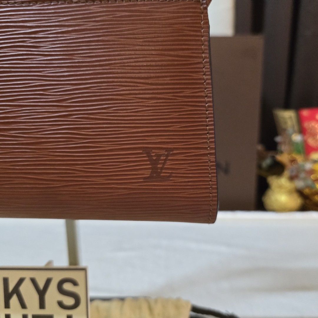 Lv Pochette Epi (Category: Luxury Bags & Wallets) located in Paranaque City. Submitted by kyshei (Listing ID 1463582038, Image 3). Description: 💯legit/orig money back guaranteed.