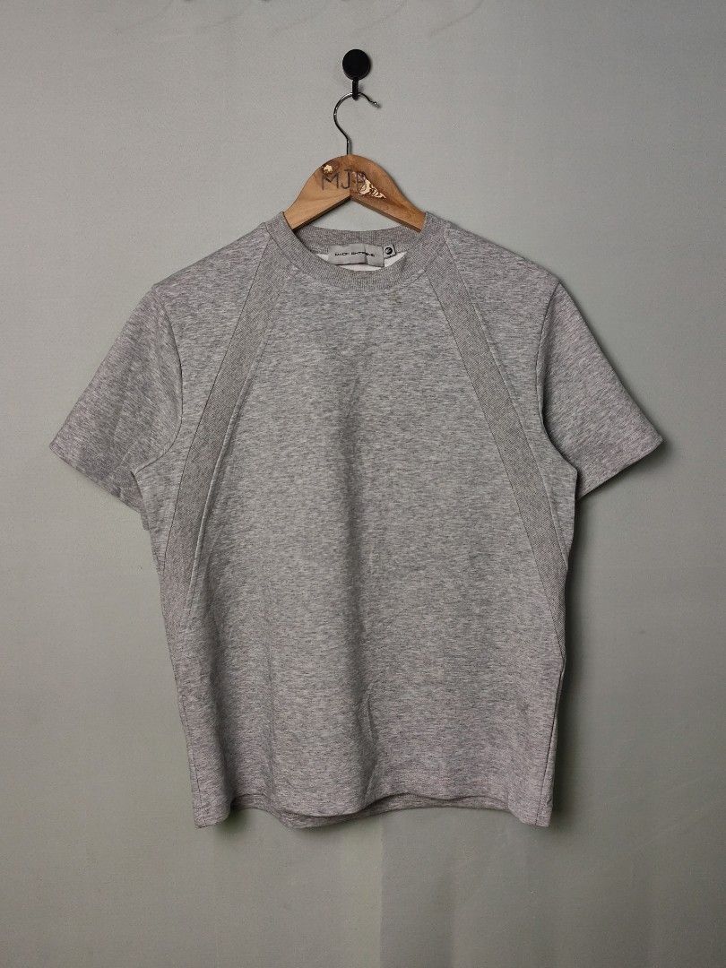 Made Extreme gray T shirt (Category: Tshirts & Polo Shirts ) located in Aroroy. Submitted by kramjoseph_6 (Listing ID 1463648681, Image 1). Description: Lenght:25 Width:20.5 excellent condition no flaws.