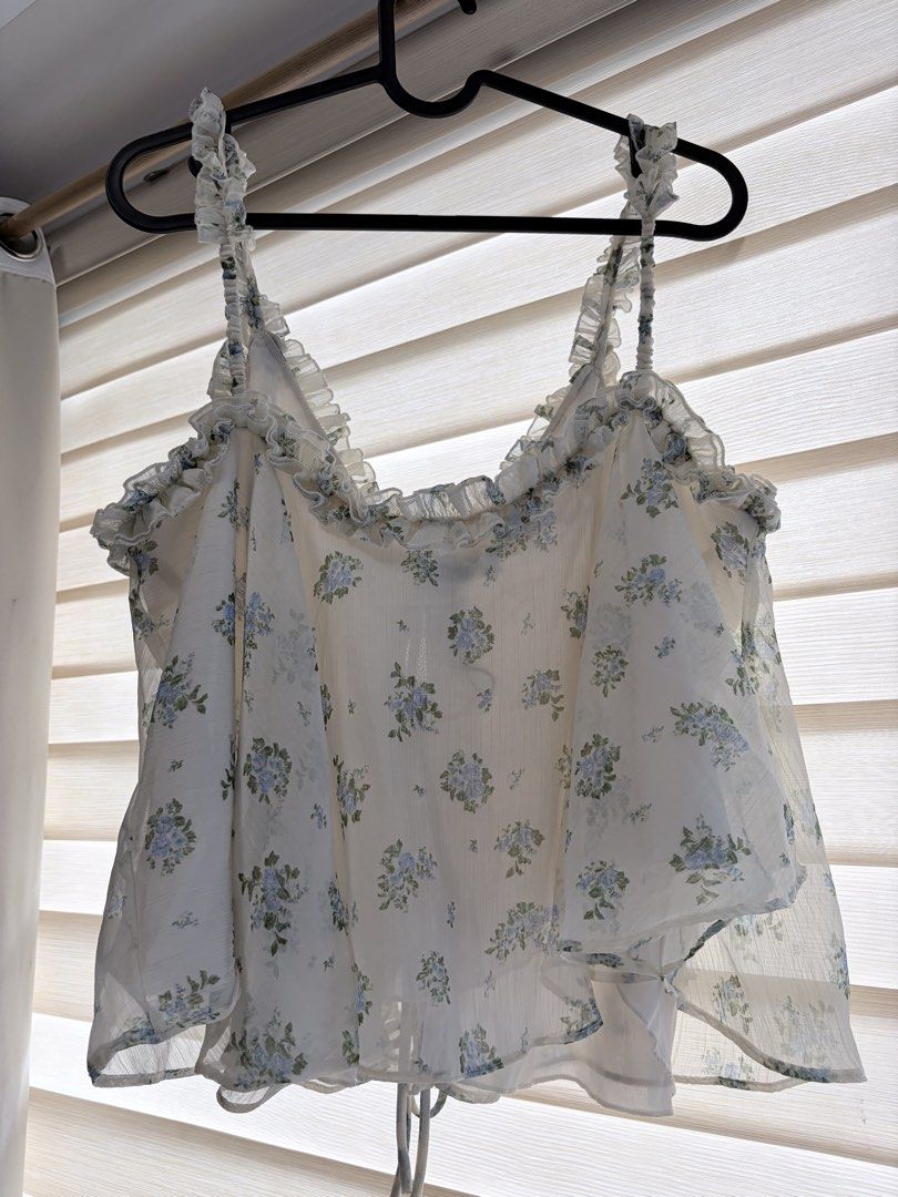 Mango floral top (Category: Sleeveless) located in Manila. Submitted by cheska.closet18 (Listing ID 1463601082, Image 2). Description: .
