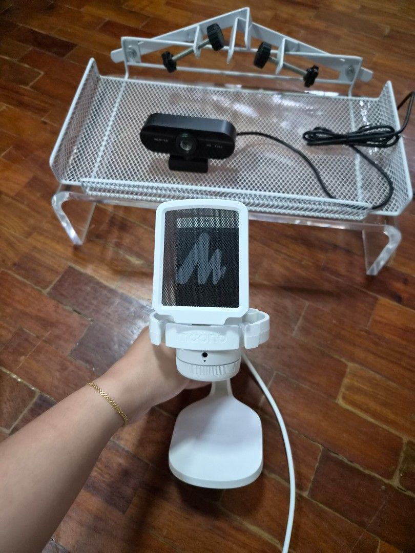 Maono Condenser Microphone with Stand and Pop Filter (Category: Microphones) located in Manila. Submitted by dianagraci26781 (Listing ID 1463580308, Image 1). Description: - Maono condenser microphone - All parts are white - Includes desk stand, pop filter, and shock mount - Comes with USB cable - Ideal for streaming and recording - Ready for pickup.