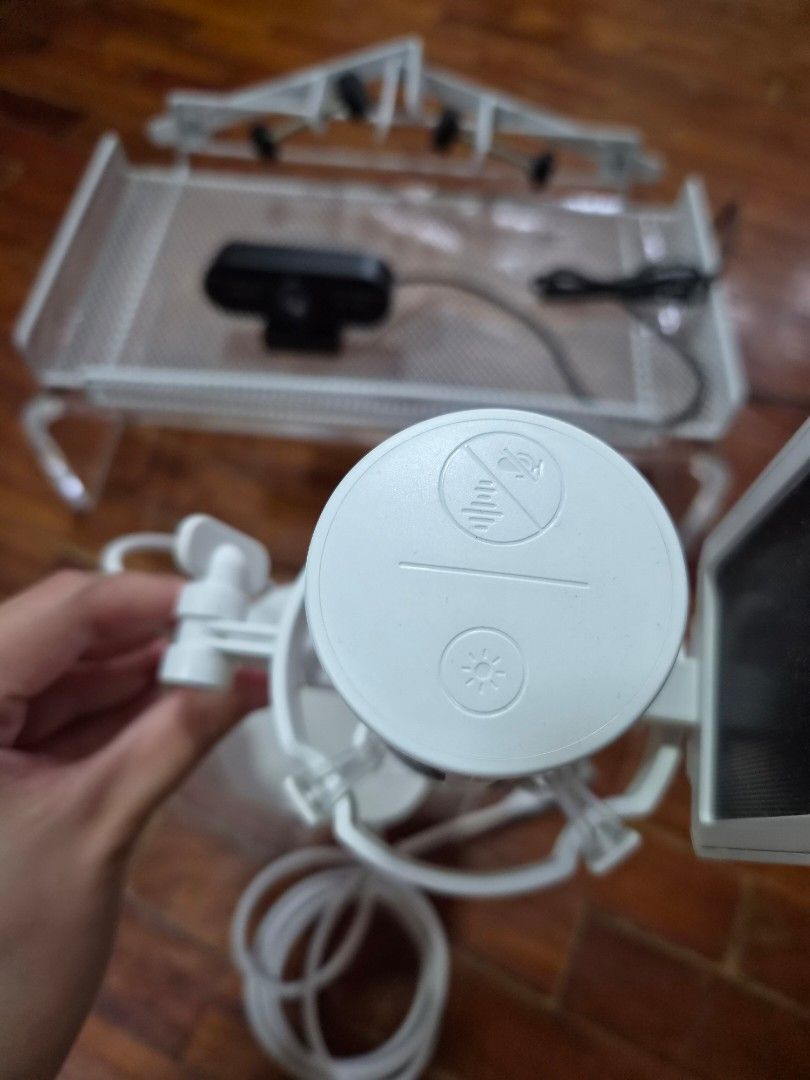 Maono Condenser Microphone with Stand and Pop Filter (Category: Microphones) located in Manila. Submitted by dianagraci26781 (Listing ID 1463580308, Image 2). Description: - Maono condenser microphone - All parts are white - Includes desk stand, pop filter, and shock mount - Comes with USB cable - Ideal for streaming and recording - Ready for pickup.