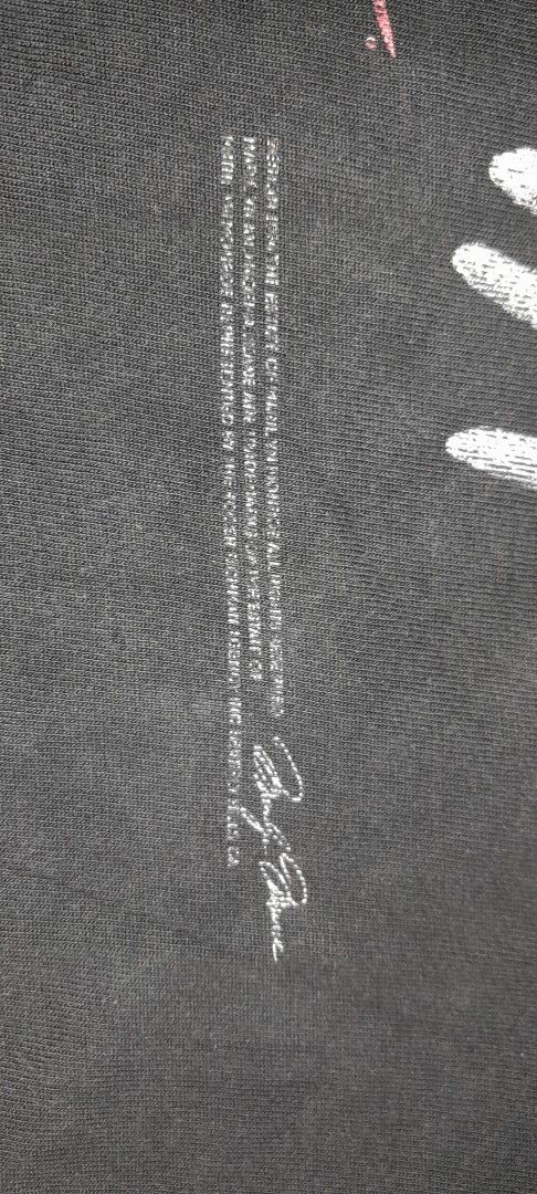 Marilyn Monroe Graphic T-Shirt (Category: Shirts) located in Manila. Submitted by goldrugs (Listing ID 1463570908, Image 3). Description: - Classic black t-shirt - Features a striking Marilyn Monroe graphic print - Includes Marilyn's signature and text details - Unique doodle design on the tag - Approximate measurements: 20 inches wide x 27.5 inches long - Ideal for fans of the iconic Marilyn Monroe.
