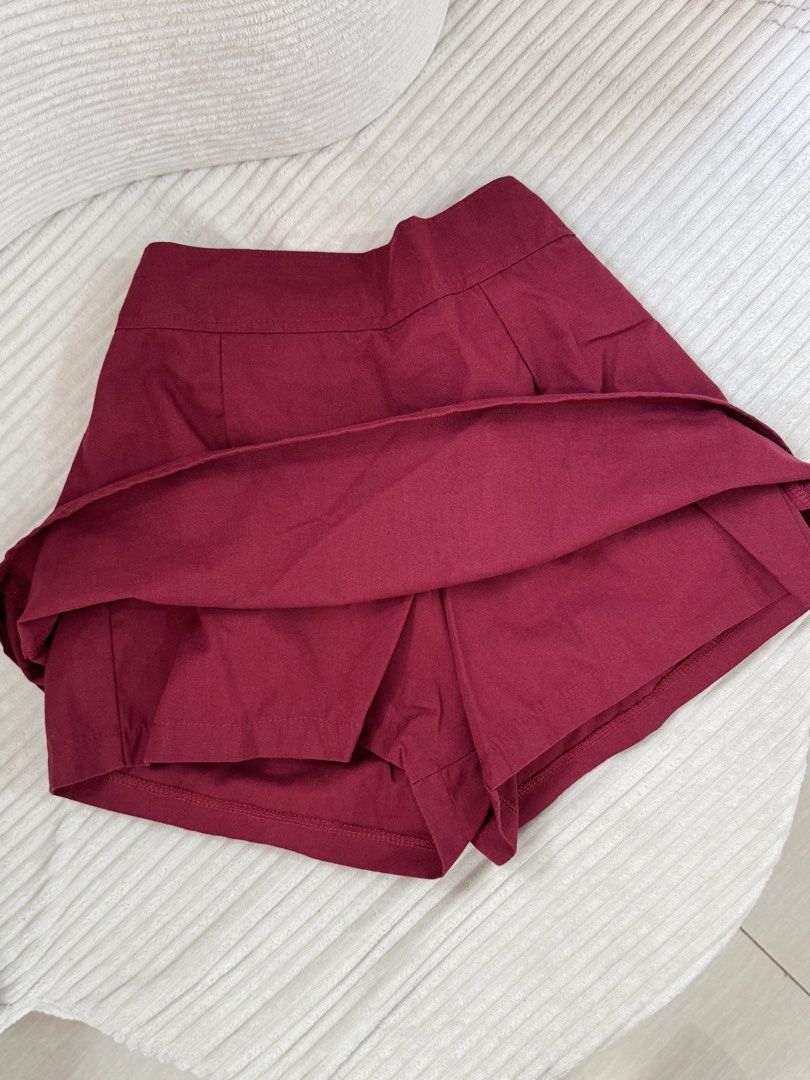 Maroon Skort with Elastic Waistband (Category: Skirts) located in Dasmarinas. Submitted by ella.i2 (Listing ID 1463635630, Image 3). Description: - Never used - Can fit S-M - Cute maroon skort - Elastic waistband at the back for comfort - Flat waistband at the front with pleats - Built-in shorts design - Ideal for casual wear 📍Dasma.