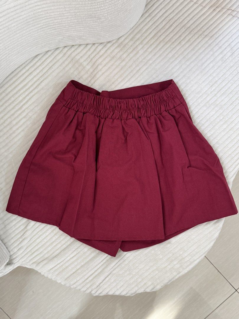 Maroon Skort with Elastic Waistband (Category: Skirts) located in Dasmarinas. Submitted by ella.i2 (Listing ID 1463635630, Image 2). Description: - Never used - Can fit S-M - Cute maroon skort - Elastic waistband at the back for comfort - Flat waistband at the front with pleats - Built-in shorts design - Ideal for casual wear 📍Dasma.