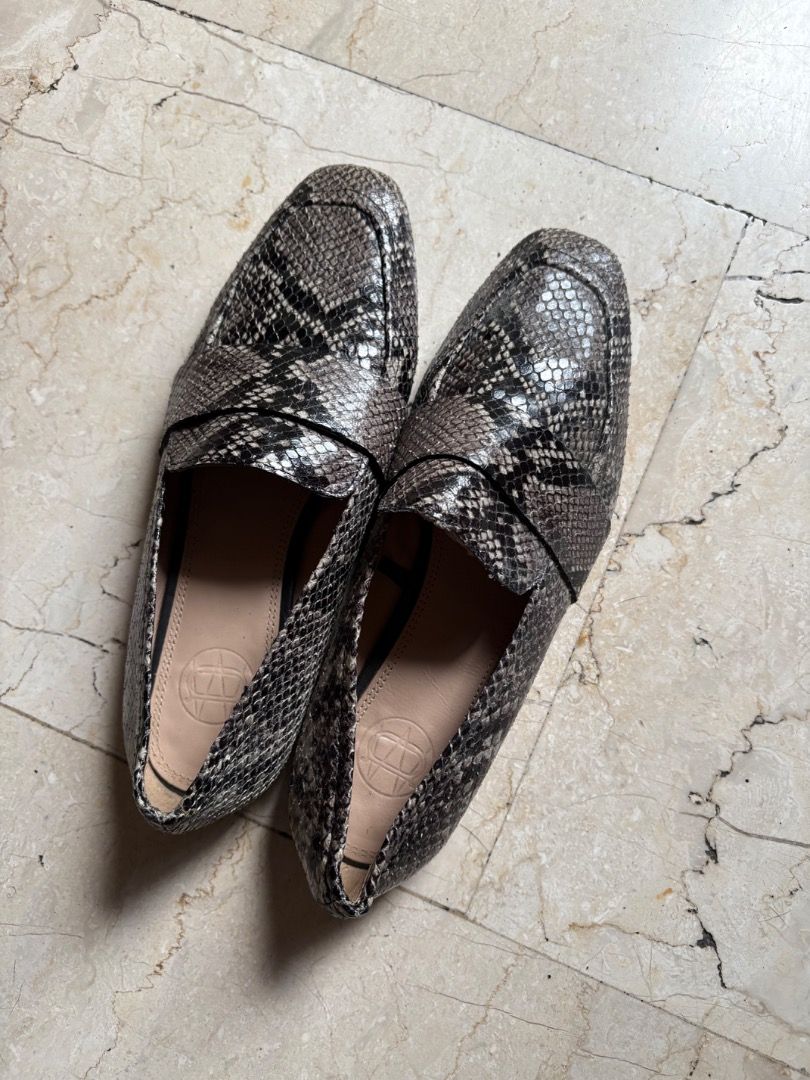 Massimo Dutti Loafera (Category: Loafers) located in Quezon City. Submitted by icecreammonster (Listing ID 1463658063, Image 1). Description: Massimo Dutti Animal Print Loafers Size 7.