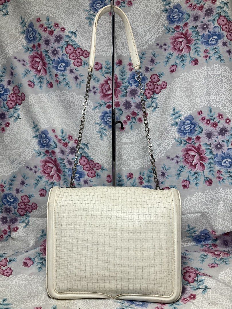 MCQUEEN LEATHER CHAIN SHOULDER BAG (Category: Shoulder Bags) located in General Mariano Alvarez. Submitted by adonid (Listing ID 1463740074, Image 2). Description: MCQUEEN LEATHER CHAIN SHOULDER BAG GOOD CONDITION NORMAL SIGN OF USAGE ONLY.