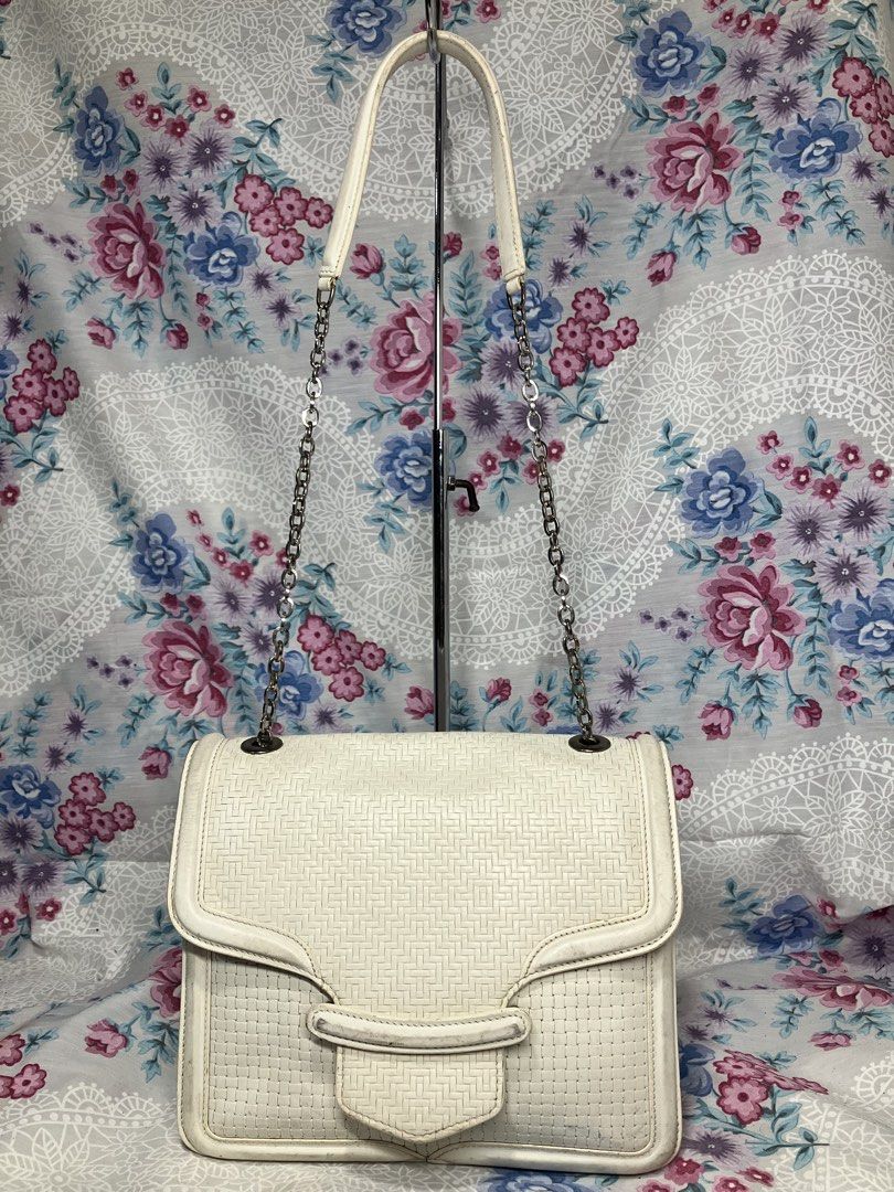 MCQUEEN LEATHER CHAIN SHOULDER BAG (Category: Shoulder Bags) located in General Mariano Alvarez. Submitted by adonid (Listing ID 1463740074, Image 1). Description: MCQUEEN LEATHER CHAIN SHOULDER BAG GOOD CONDITION NORMAL SIGN OF USAGE ONLY.