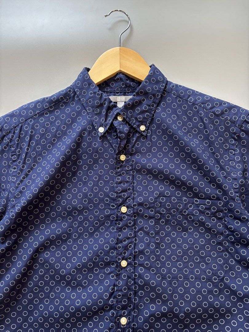 Men’s Uniqlo Button down (Category: Activewear) located in Cebu City. Submitted by clylejavan060400 (Listing ID 1463606967, Image 3). Description: Men’s Uniqlo Button down Short Sleeve ▪️Size Medium ▪️Width 19 ▪️Length 28-29 ▪️Like new ▪️No issue.