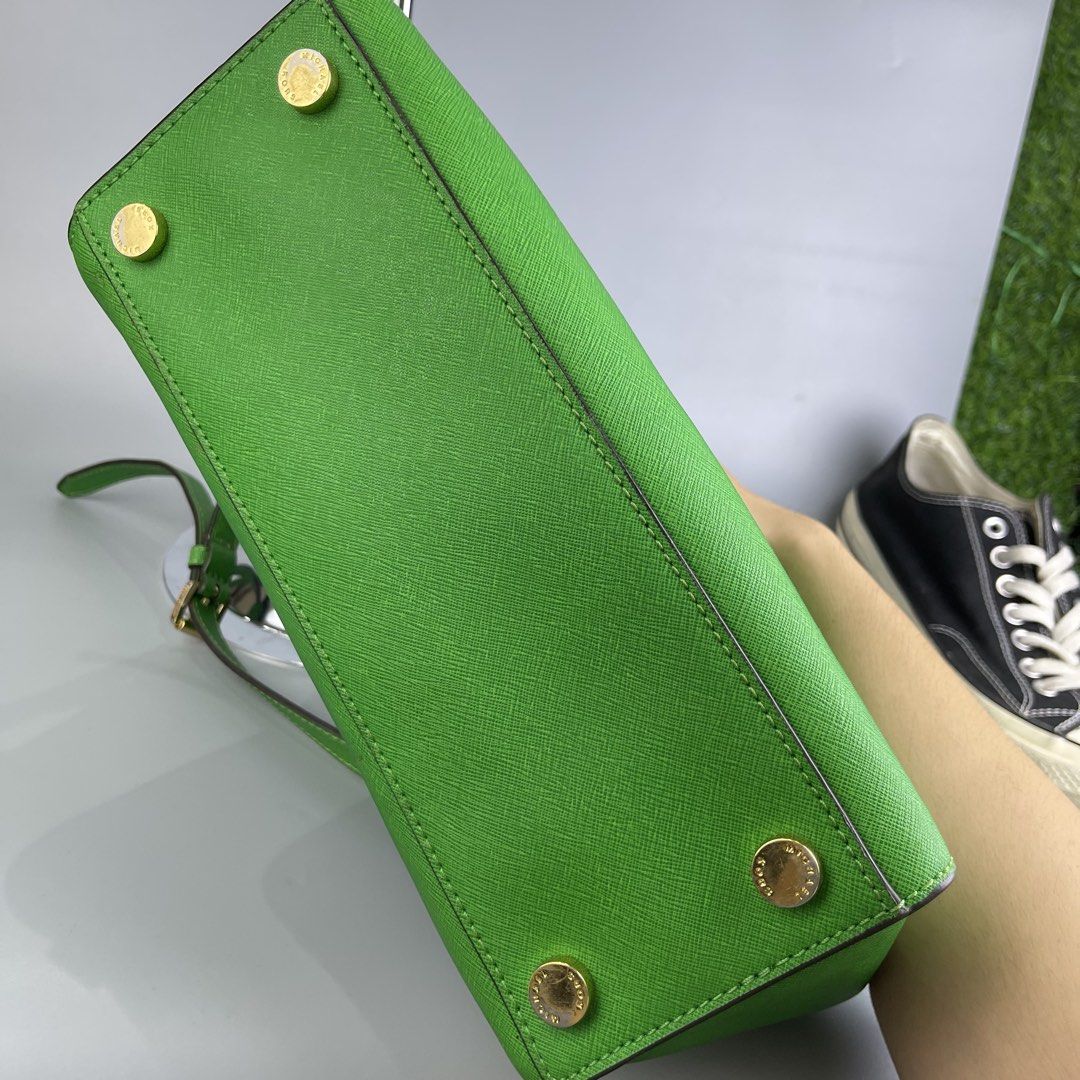 Michael kors (Category: Luxury Bags & Wallets) located in San Fernando. Submitted by sapatusannisean (Listing ID 1463668052, Image 3). Description: .