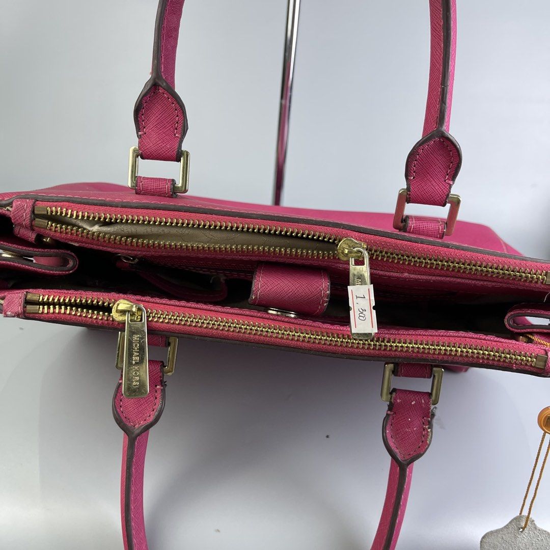 Michael kors (Category: Shoulder Bags) located in San Fernando. Submitted by sapatusannisean (Listing ID 1463668114, Image 3). Description: .