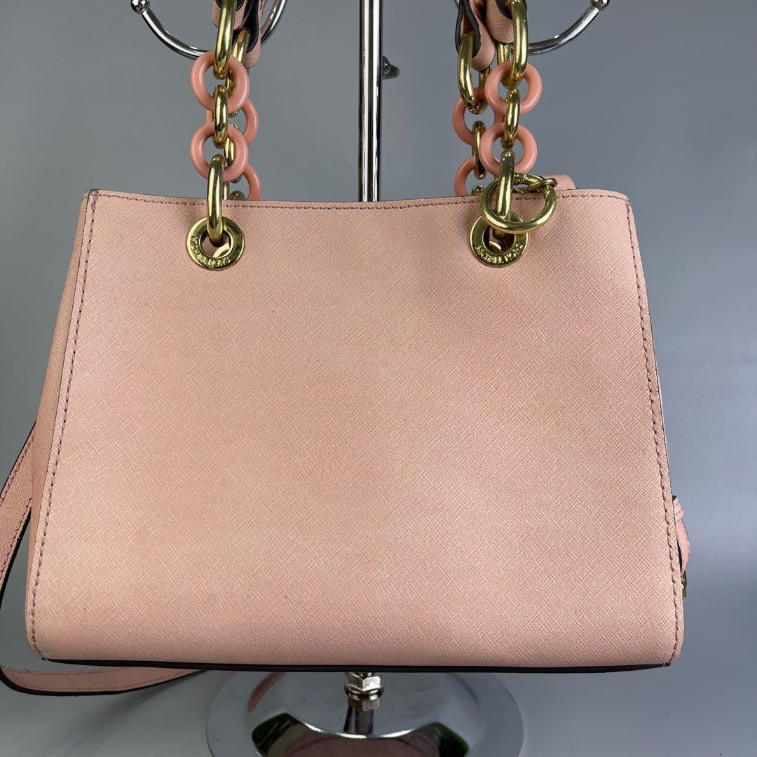Michael kors (Category: Shoulder Bags) located in San Fernando. Submitted by sapatusannisean (Listing ID 1463668197, Image 2). Description: .