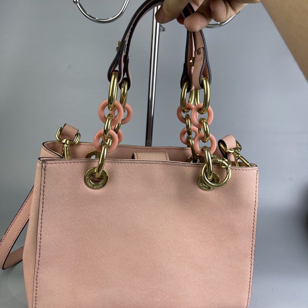 Michael kors (Category: Shoulder Bags) located in San Fernando. Submitted by sapatusannisean (Listing ID 1463668197, Image 3). Description: .