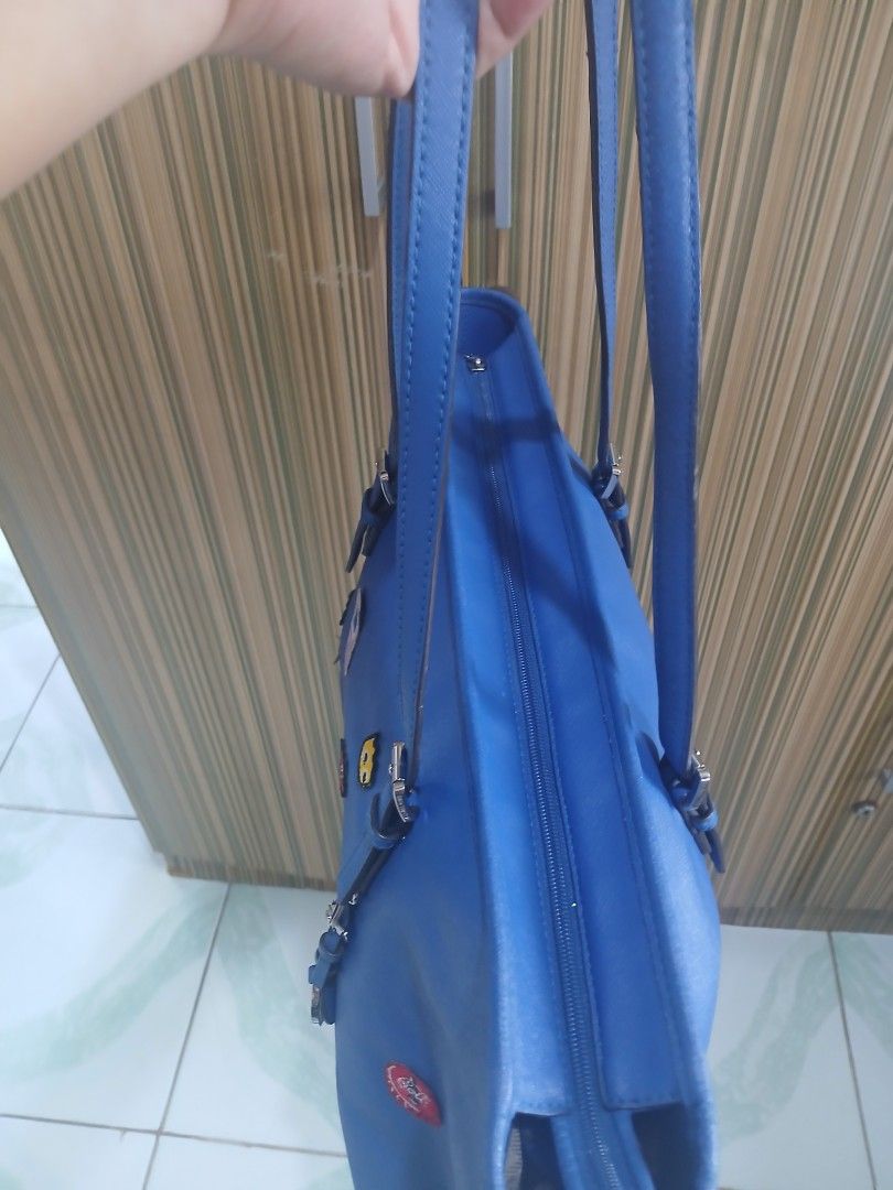 Michael Kors Blue Tote Bag with Charms (Category: Tote Bags) located in Taguig. Submitted by demsclosetph (Listing ID 1463616024, Image 2). Description: - Blue Michael Kors Tote Bag Large size - Adorable Pac-Man and Game Boy Charms Included - Secure Zipper Closure - Multiple Interior Pockets for Organization - Spacious Design, Perfect for Everyday Essentials.