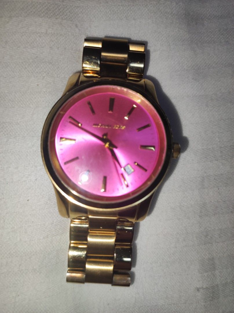 Michael Kors Gold Watch (Category: Luxury Watches) located in Bocaue. Submitted by jessdcluters (Listing ID 1463655922, Image 3). Description: .