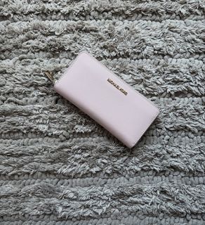 (Category: ) located in . Submitted by declutteringcloset18 (Listing ID 1463599101, Image 1). Description: .