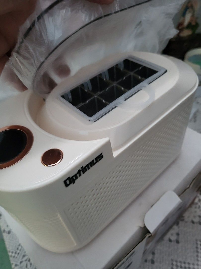 Mini Ice Maker - 8 Pieces of Ice (Category: Other Kitchenware & Tableware) located in Mandaluyong City. Submitted by cess_badinas (Listing ID 1460346548, Image 2). Description: - Makes 8 ice cubes at a time - Ideal for personal use or small gatherings - Simple to operate and store - Chills drinks quickly - Get ice ready in no time!.