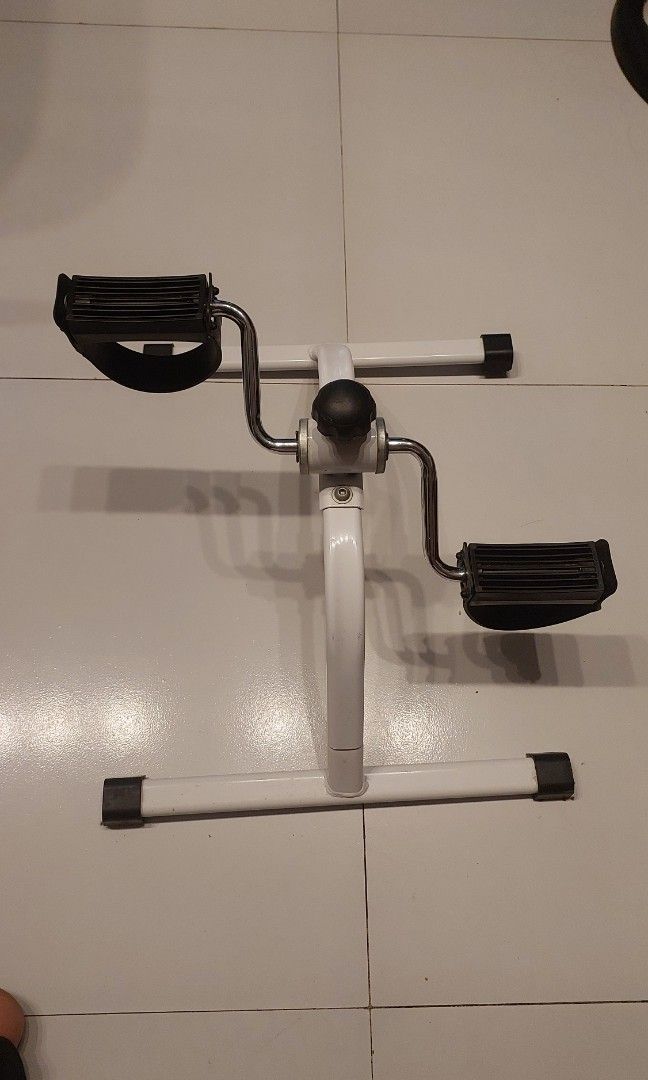 MINI PORTABLE PEDAL BIKE EXERCISER (Category: Everything Else Others) located in Caloocan City. Submitted by cleverforest143 (Listing ID 1463625799, Image 1). Description: USED ONLY ONCED.. NO BOX.