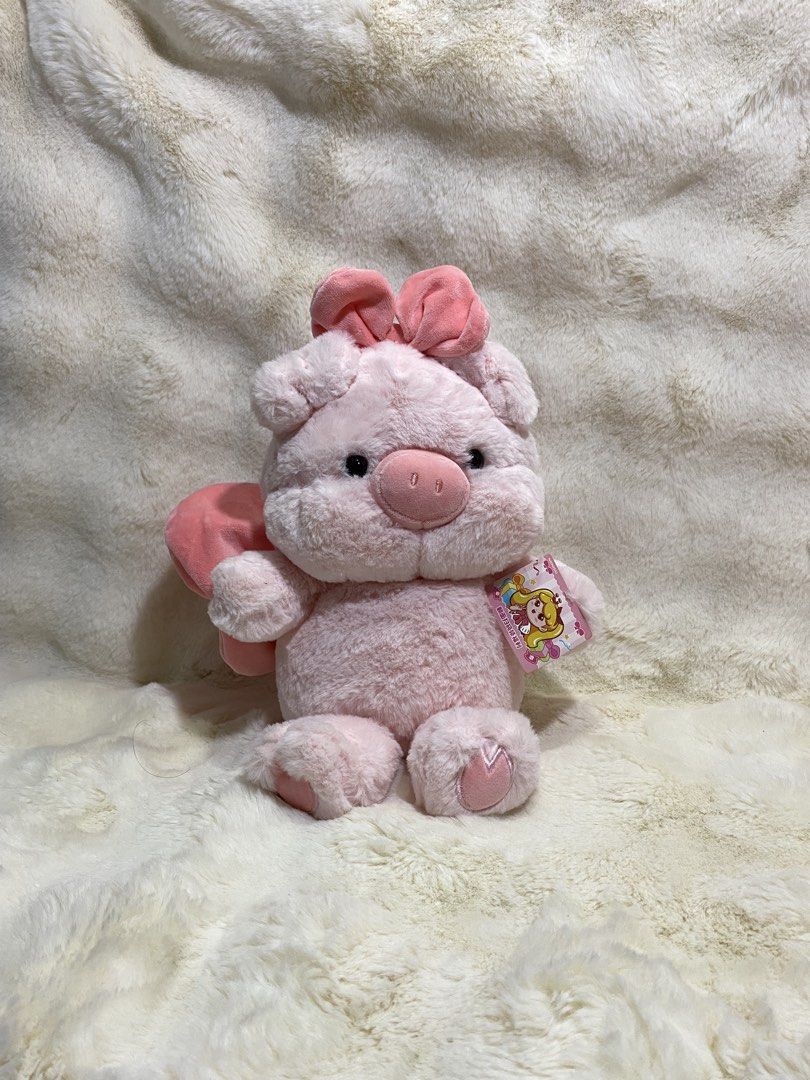 Miniso’ pink pig plush (Category: Plushies & Soft Toys) located in Kalibo. Submitted by ollie_stuffshop (Listing ID 1463560361, Image 1). Description: 31cm x 23cm Before you send your inquiries: ❗️Last Price is already posted ❗️Manage your expectations, WYSIWYG ❗️May need washing ❗️Dropoff is every Wednesday & Sunday .
