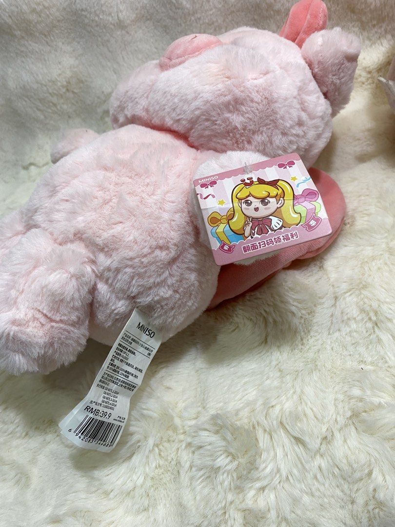 Miniso’ pink pig plush (Category: Plushies & Soft Toys) located in Kalibo. Submitted by ollie_stuffshop (Listing ID 1463560361, Image 3). Description: 31cm x 23cm Before you send your inquiries: ❗️Last Price is already posted ❗️Manage your expectations, WYSIWYG ❗️May need washing ❗️Dropoff is every Wednesday & Sunday .