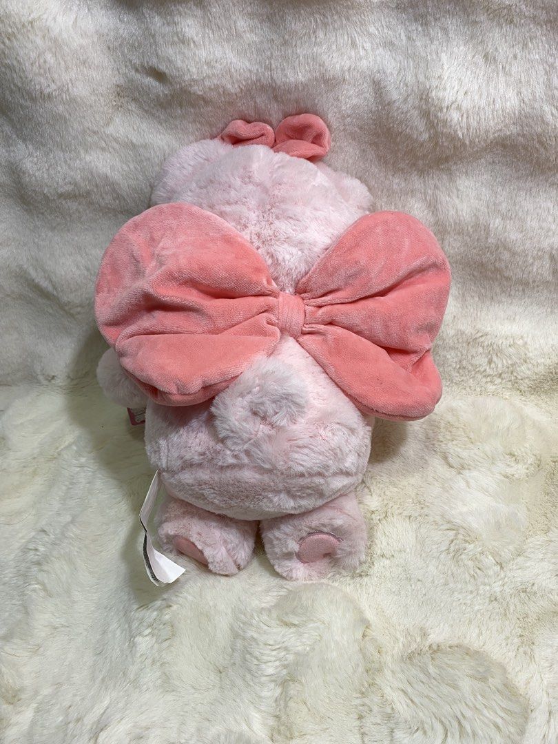 Miniso’ pink pig plush (Category: Plushies & Soft Toys) located in Kalibo. Submitted by ollie_stuffshop (Listing ID 1463560361, Image 2). Description: 31cm x 23cm Before you send your inquiries: ❗️Last Price is already posted ❗️Manage your expectations, WYSIWYG ❗️May need washing ❗️Dropoff is every Wednesday & Sunday .