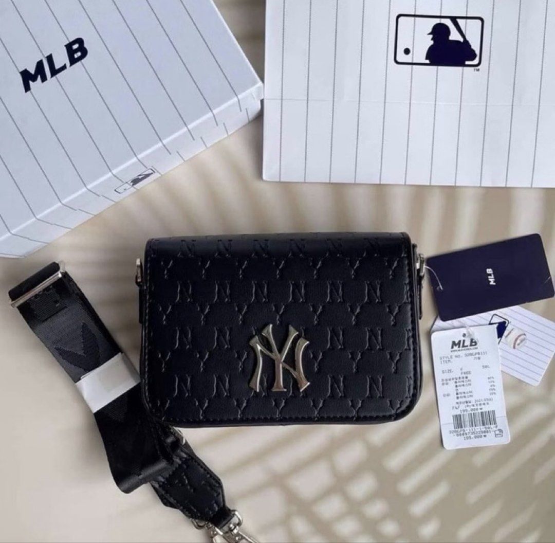 MLB NY CROSBAG!! (BLACK & WHITE only) (Category: Cross-body Bags) located in Cavite. Submitted by d.enzolite (Listing ID 1463701927, Image 1). Description: MLB New York Yankees Crossbody Bag !! (Im reseller only) ✨ Available colors: • Black 🖤 • White 🤍 📌 Details: • Brand: MLB (TOP GRADED!) • Design: New York Yankees • Adjustable & detachable strap • Zipper closure • With tags & original packaging • Brand new with complete box 💰 Price: ₱850 ea