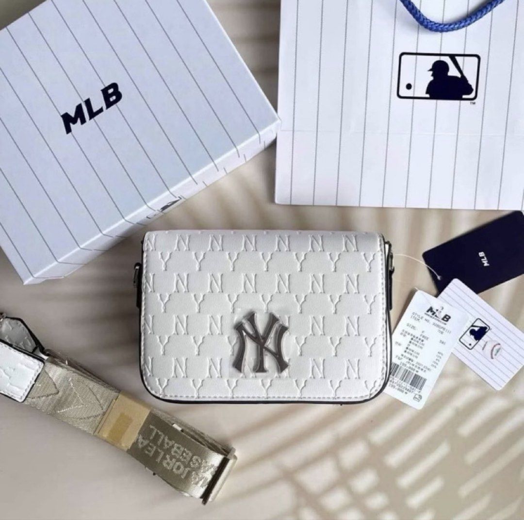 MLB NY CROSBAG!! (BLACK & WHITE only) (Category: Cross-body Bags) located in Cavite. Submitted by d.enzolite (Listing ID 1463701927, Image 2). Description: MLB New York Yankees Crossbody Bag !! (Im reseller only) ✨ Available colors: • Black 🖤 • White 🤍 📌 Details: • Brand: MLB (TOP GRADED!) • Design: New York Yankees • Adjustable & detachable strap • Zipper closure • With tags & original packaging • Brand new with complete box 💰 Price: ₱850 ea