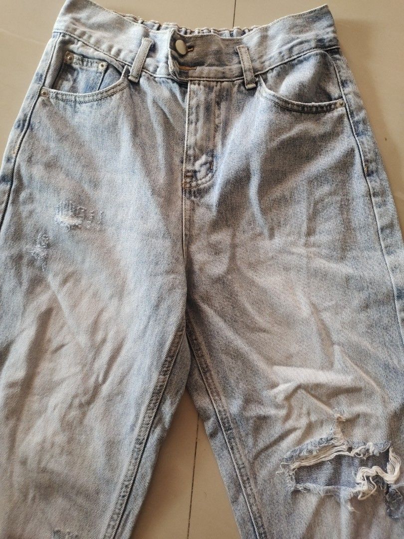 Mom jeans (Category: Jeans) located in Aliaga. Submitted by kmapparel (Listing ID 1463634925, Image 2). Description: No brand Size 33.