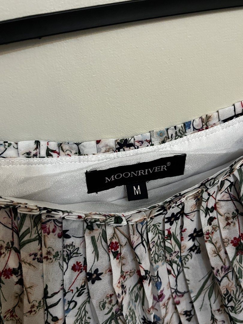 MOONRIVER Dress (Category: Dresses) located in Quezon City. Submitted by declutteringbyjam (Listing ID 1463575627, Image 2). Description: - preloved -medium -additional for sf.