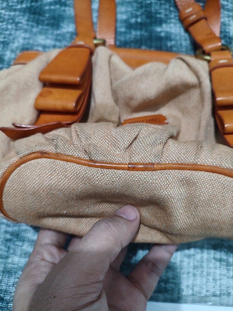 Moschino Leather Canvas Bag (Category: Shoulder Bags) located in Cebu City. Submitted by haryvyylyynn (Listing ID 1463708563, Image 3). Description: Moschino 1750 Dm lang po.