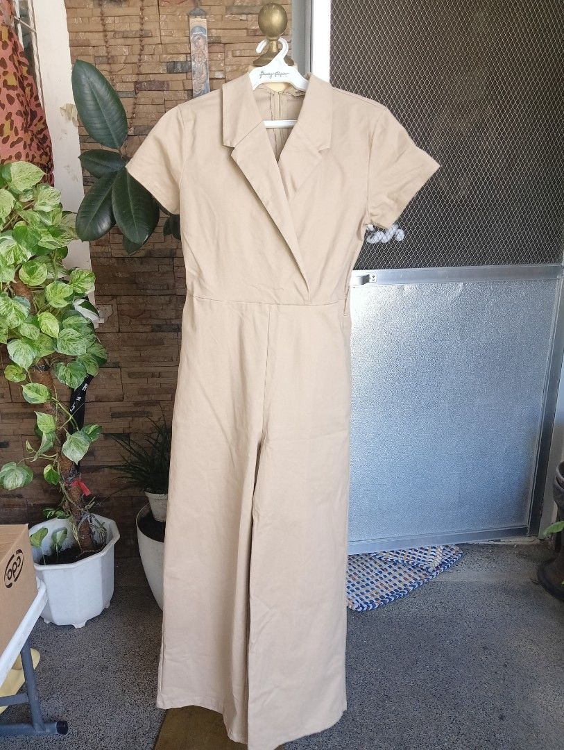 Mossimo Khaki Jumpsuit (Category: Jumpsuits) located in Rizal. Submitted by timeless_shop (Listing ID 1463644534, Image 3). Description: Mossimo Khaki Blazer Jumpsuit - Medium ✨ 📏 Length 40 inches 📐 Width Waistline 15 inches flat laid 👖 Waist Fit 29-32 inches 👚 Bust Fit 34-36 inches ✨ Size Tag M / EU 38 / UK 10 / US 6 💯 Good Condition 10/10 ✨ 🎨 Color Rate 10/10 - Khaki, ganda ng kulay hindi kupas! 🤎 👌 Once ko lang nasuot - Like New talaga