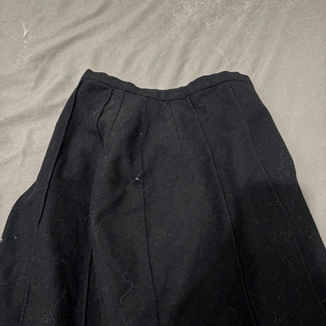 MUFOREST Black Pleated Maxi Skirt (Category: Skirts) located in Makati City. Submitted by sseurekiii (Listing ID 1463721363, Image 3). Description: - Brand: MUFOREST - Style: Black Maxi Skirt - Design: Pleated - Material: Wool-Nylon Blend - Measurements: Waist 62-64cm, Hips 89-92cm - Occasion: Suitable for casual or formal wear - Styling: Easy to pair with different outfits.