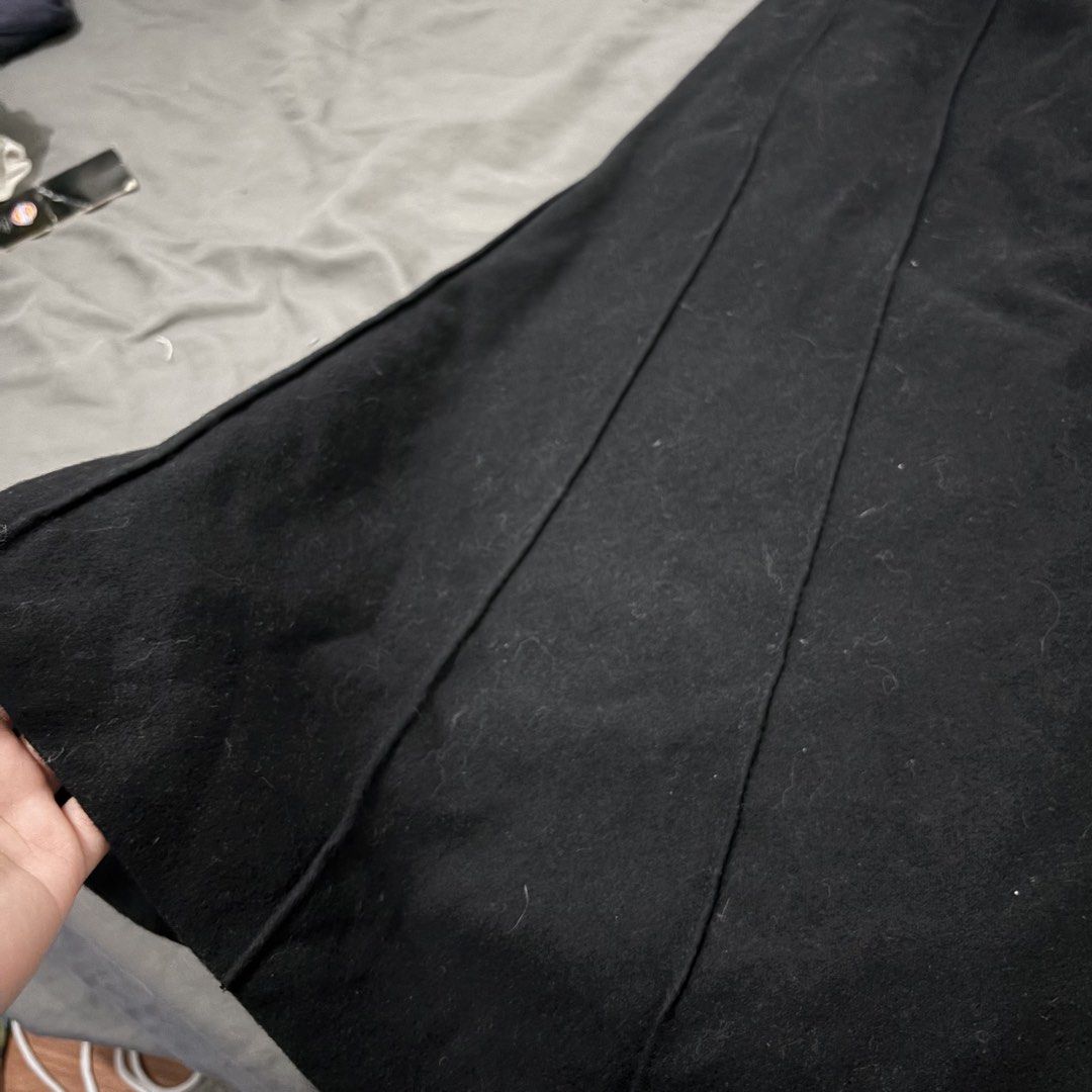 MUFOREST Black Pleated Maxi Skirt (Category: Skirts) located in Makati City. Submitted by sseurekiii (Listing ID 1463721363, Image 2). Description: - Brand: MUFOREST - Style: Black Maxi Skirt - Design: Pleated - Material: Wool-Nylon Blend - Measurements: Waist 62-64cm, Hips 89-92cm - Occasion: Suitable for casual or formal wear - Styling: Easy to pair with different outfits.