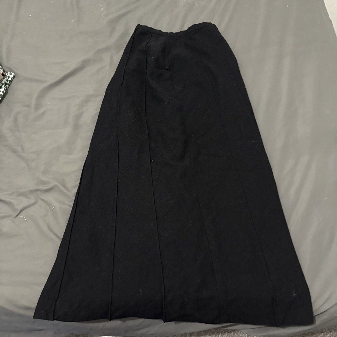 MUFOREST Black Pleated Maxi Skirt (Category: Skirts) located in Makati City. Submitted by sseurekiii (Listing ID 1463721363, Image 1). Description: - Brand: MUFOREST - Style: Black Maxi Skirt - Design: Pleated - Material: Wool-Nylon Blend - Measurements: Waist 62-64cm, Hips 89-92cm - Occasion: Suitable for casual or formal wear - Styling: Easy to pair with different outfits.