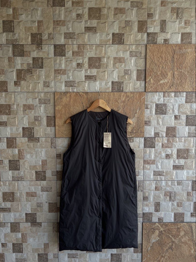 MUJI - PACKABLE WATERPROOF SLEEVELESS LONG VEST (Category: Dresses) located in Bacolod City. Submitted by timelessbyjosh (Listing ID 1463652428, Image 1). Description: BEST FOR CASUAL & COZY OUTFITS SIZE : SMALL ACTUAL COLOR : CHOCO BROWN COLOR RATE : 10 OUT OF 10 CONDITION : BRANDNEW MATERIAL : 100 % NYLON ( OUTERSHELL ) & 100 % NYLON ( INNERSHELL ) MADE IN : INDONESIA FLAWS : NONE DIMENSIONS LENGTH - 36. 5 WIDTH - 19 WAIST - 42 MEASUREMENT TAKE