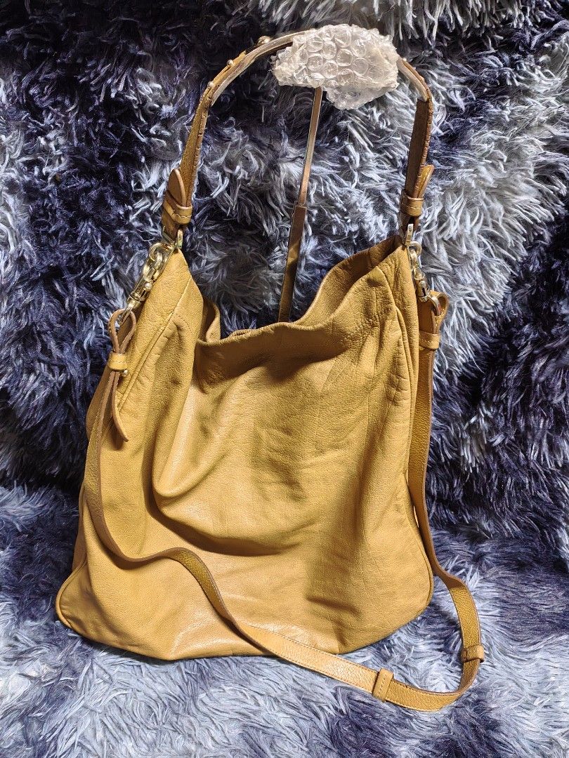 Mulberry tote evelina (Category: Luxury Bags & Wallets) located in Iloilo. Submitted by luxury.ilo1984 (Listing ID 1463574082, Image 2). Description: Thrifted Ukay Source First Pic for reference only Very Good Condition Rank AB Issue sa loob lang ung zep nya at medyo madumi Size med to semi large Two way po ito Balat na balat ung materials magaan Lang po sya.
