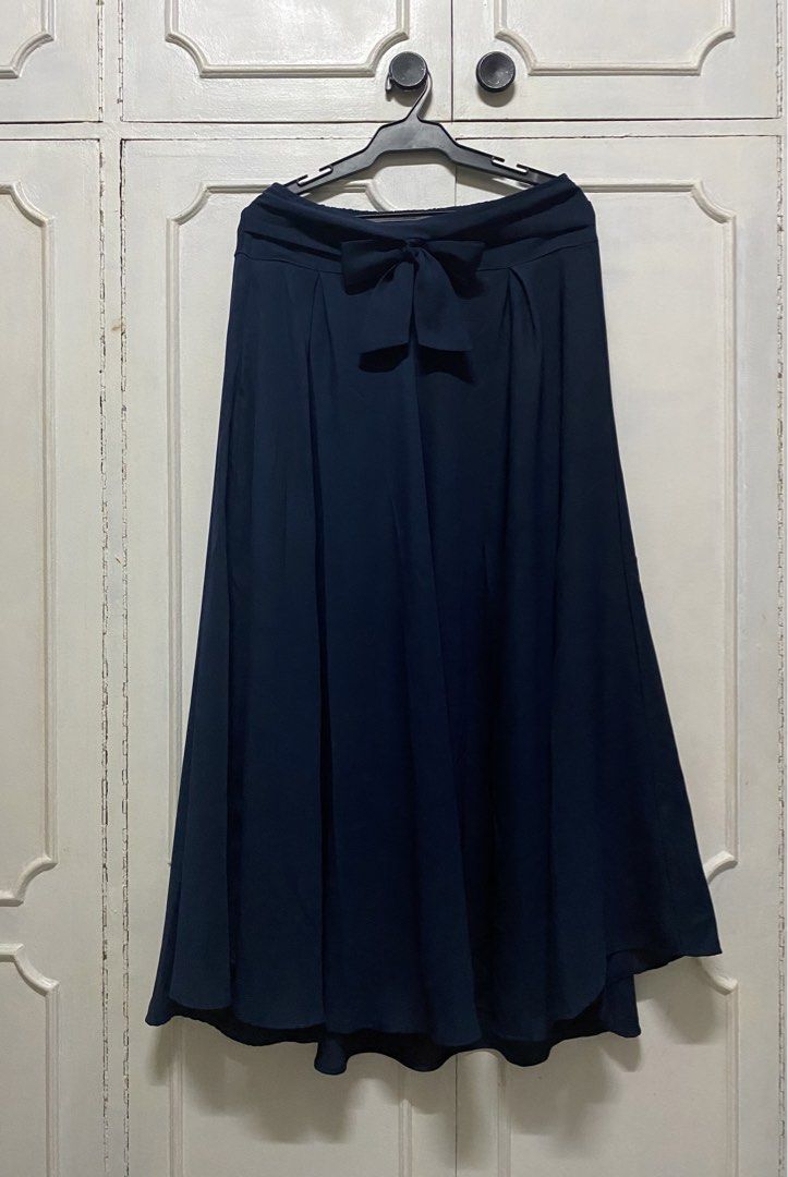 Navy Blue Flowy Crepe Maxi Skirt (Category: Skirts) located in Quezon City. Submitted by madame_royale (Listing ID 1463654119, Image 2). Description: .