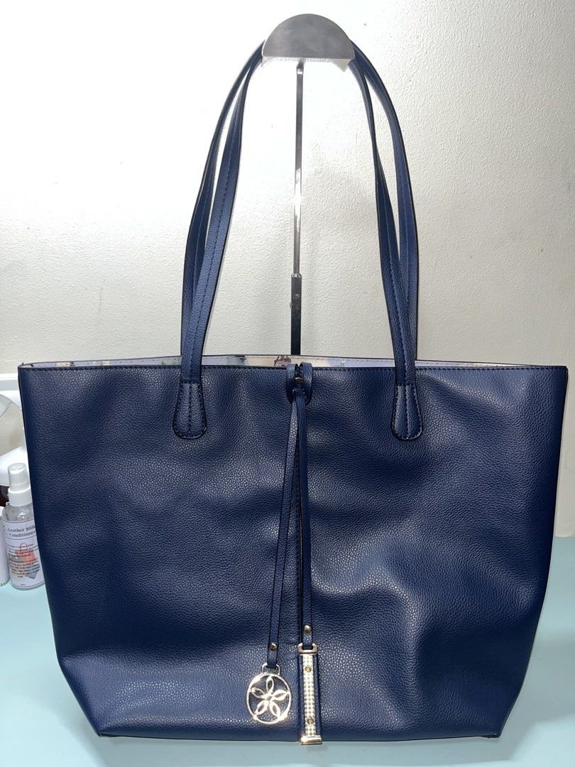 Navy Blue Reversible Tote Bag with Floral Interior (Category: Tote Bags) located in Liloan. Submitted by sakurumifinds2809 (Listing ID 1463721321, Image 2). Description: - Navy blue tote bag - Reversible with a pretty floral print lining - Open tote - Includes a decorative charm - Spacious interior for essentials - Comfortable shoulder straps - Perfect for everyday use or travel.