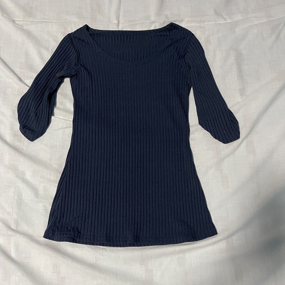 Navy Blue Ribbed Sleeve Top (Category: Blouses) located in San Ildefonso. Submitted by rgdeclutters (Listing ID 1463676224, Image 3). Description: L 24" W 14.5".