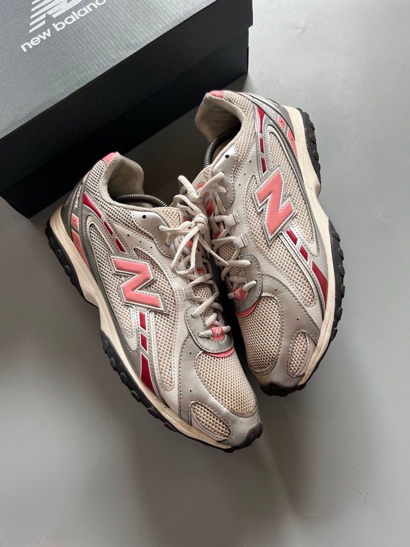 NB 204L SILVER PINK (11US) (Category: Sneakers) located in Baguio. Submitted by grabUrPairs (Listing ID 1463696032, Image 3). Description: GOOD AS NEW USED FEW TIMES 11US/29CM COMPLETE WITH BOX AUTHENTIC.