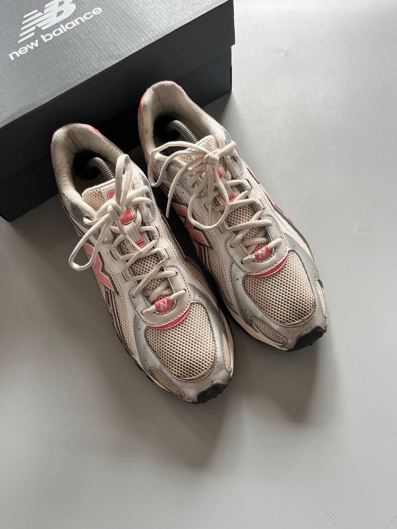 NB 204L SILVER PINK (11US) (Category: Sneakers) located in Baguio. Submitted by grabUrPairs (Listing ID 1463696032, Image 2). Description: GOOD AS NEW USED FEW TIMES 11US/29CM COMPLETE WITH BOX AUTHENTIC.